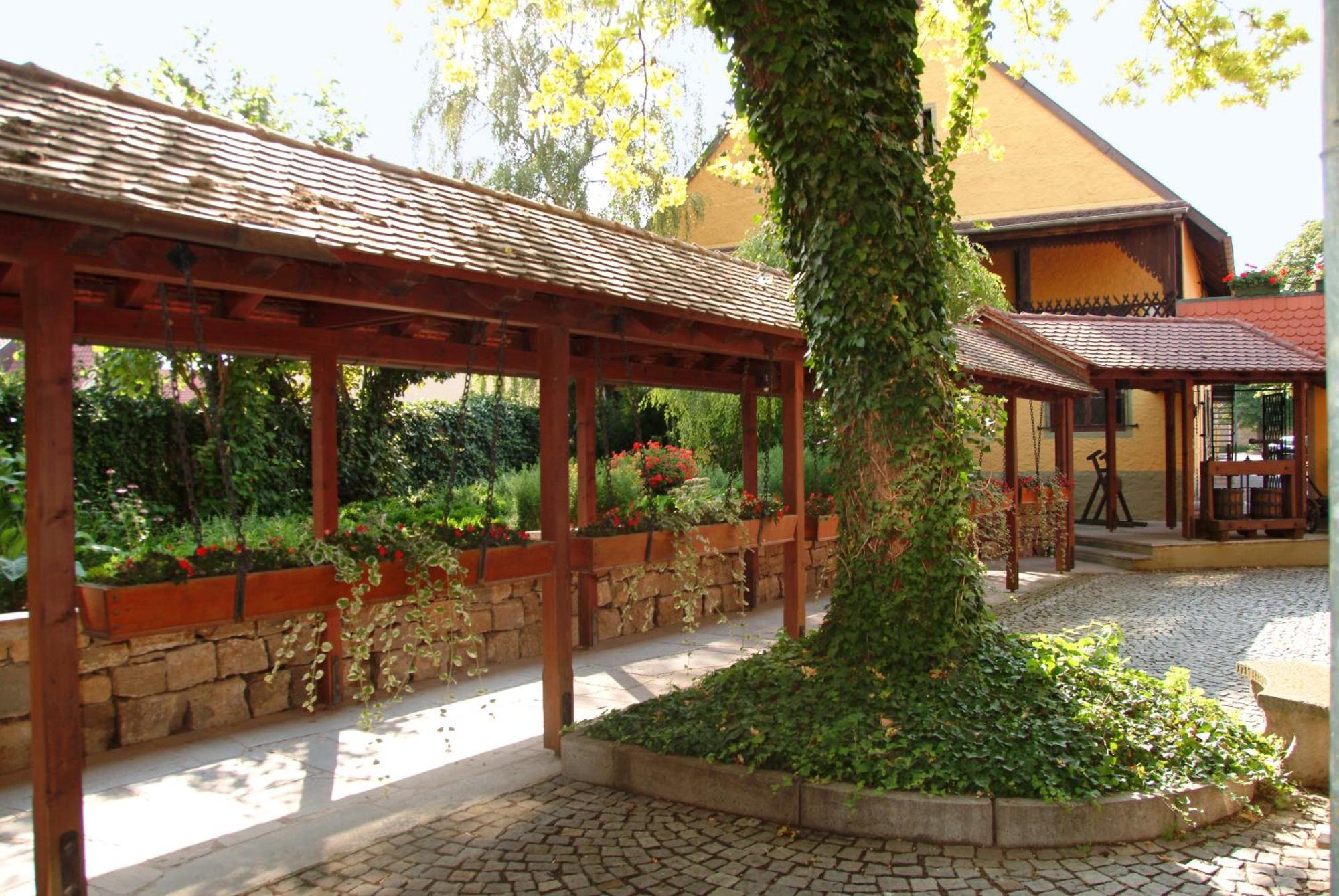 Hotel Leicht Biebelried Екстер'єр фото